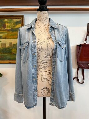 Light Wash Denim Snap Button Shirt Jacket Western Style